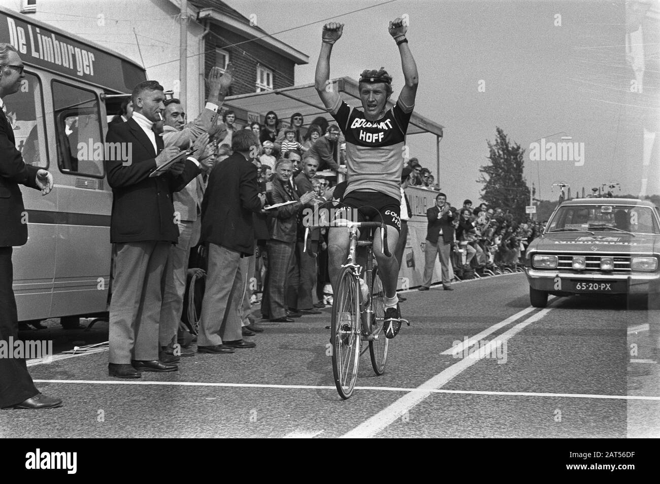 Niederländischer Meisterschaftsradsport für Profis auf der Straße Valkenburger Radfahrer Tino Tobacco geht als Sieger über die Ziellinie, beobachtet von einem Journalisten der Zeitung De Limburger Anmerkung: Dutch Championship Cycling on the Road für Profis. Datum: 25.Juni 1972 Ort: Limburger, Valkenburg Schlüsselwörter: Journalisten, Siege, Öffentlichkeit, Wettbewerbe, Radsport persönlicher Name: Tabak, Tino Stockfoto