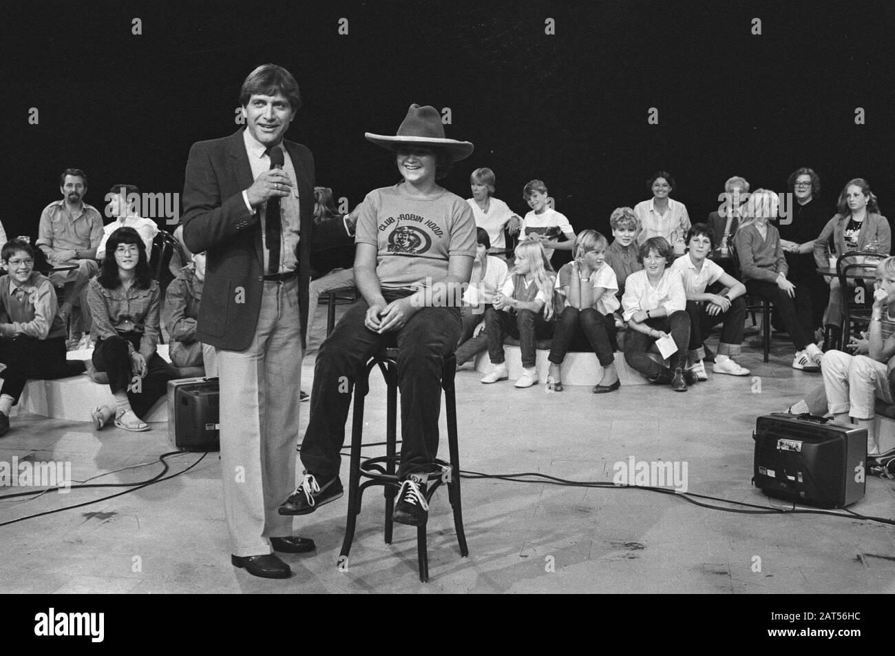 Kinder und Dallas, Avro (Ruud ter Weyden) spricht mit Kindern über die Fernsehserie Dallas; Ruud ter Weyden mit 11-jähriger Junge mit JR hat Datum: 2. September 1982 Schlagwörter: TV-Serie, Kinder, Fernsehprogramme persönlicher Name: Weyden, Ruud ter Institutionename: Avro Stockfoto