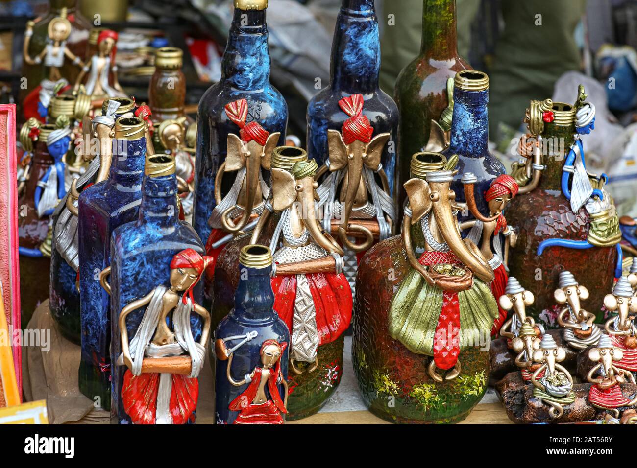 Handgefertigte Modelle, die als dekorative Elemente für den Verkauf bei einem Kunsthandwerk in Kolkata, Indien, verwendet werden Stockfoto