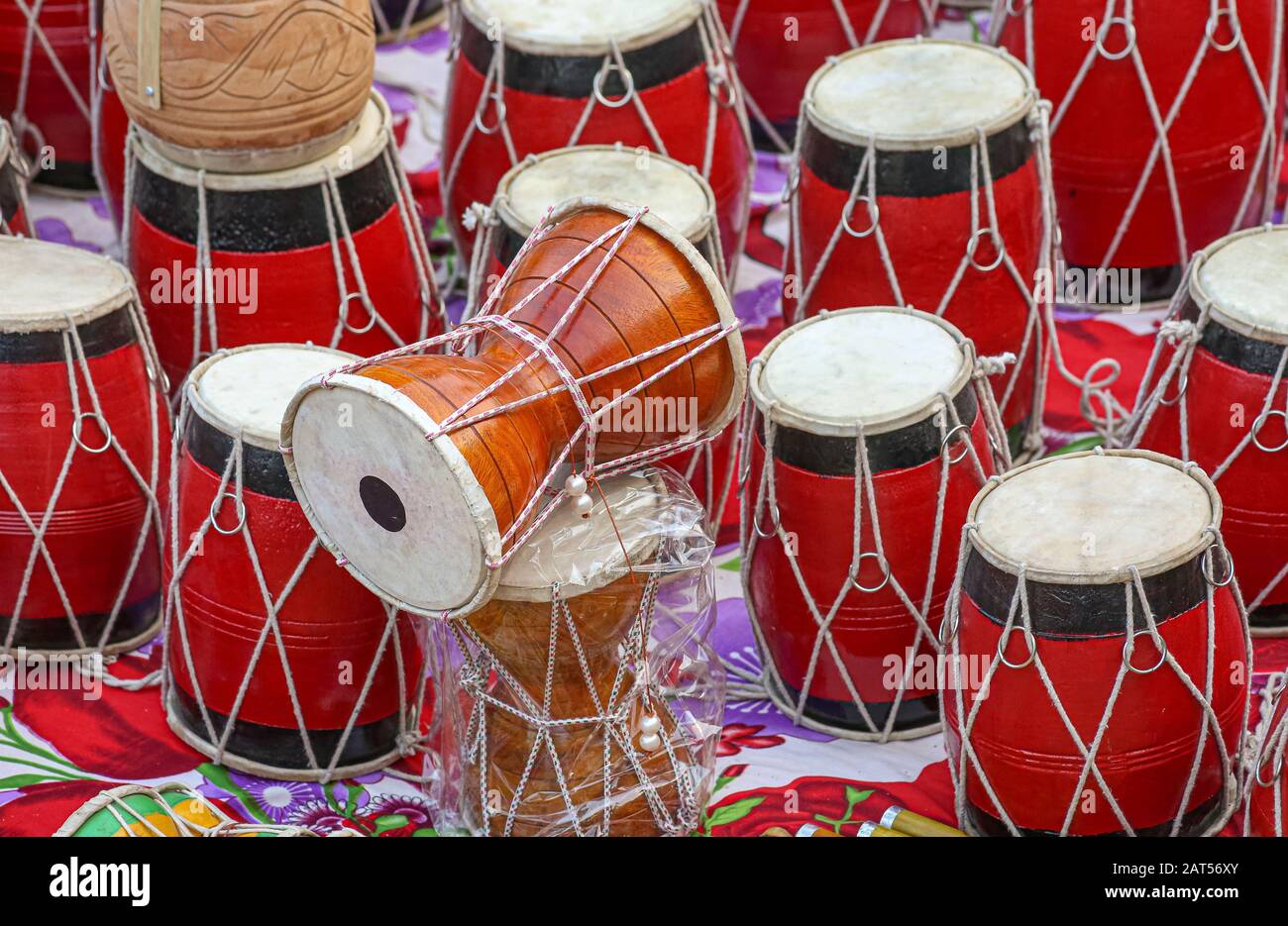 Traditionelle indische Musikinstrumente, die als "Damru" bekannt sind, werden zum Verkauf angeboten Stockfoto