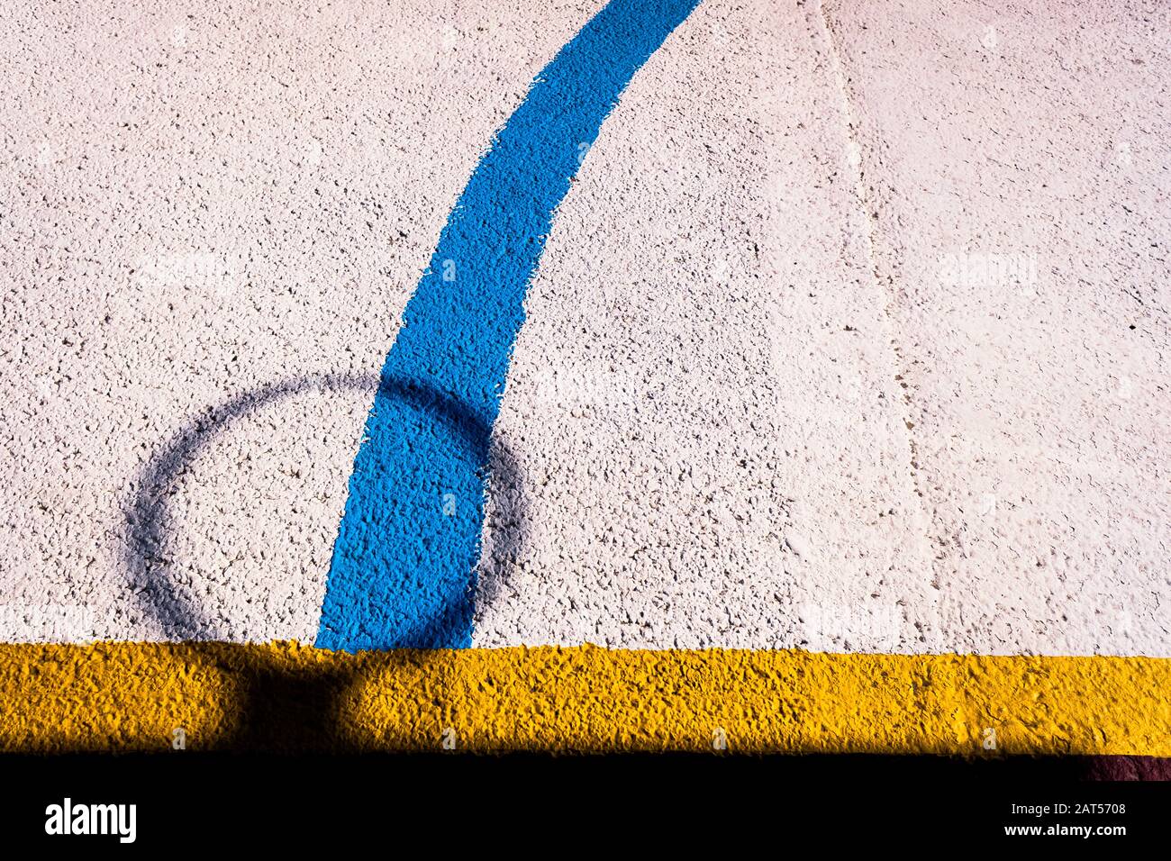 Schatten der Basketballkorb und farbige Linien auf einer Etage Hintergrund. Stockfoto