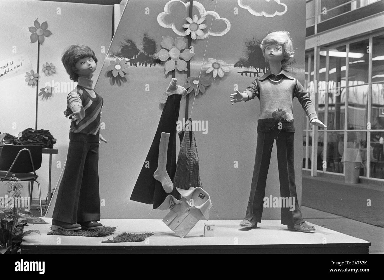 Vakbeurs Het Kind in Utrechter Kinderkleidung auf einer der Tribünen Datum: 4. März 1974 Standort: Utrechter, Utrechter (prov.) Schlüsselwörter: Messen, Kleidung Stockfoto