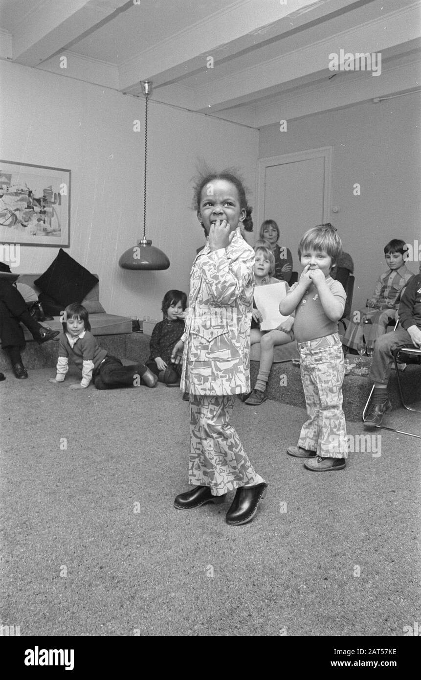 Kinderbekleidung für den Frühling von Barbara Faber Datum: 15. März 1972 Schlagwörter: Kinder, Modename: Faber Barbara Stockfoto