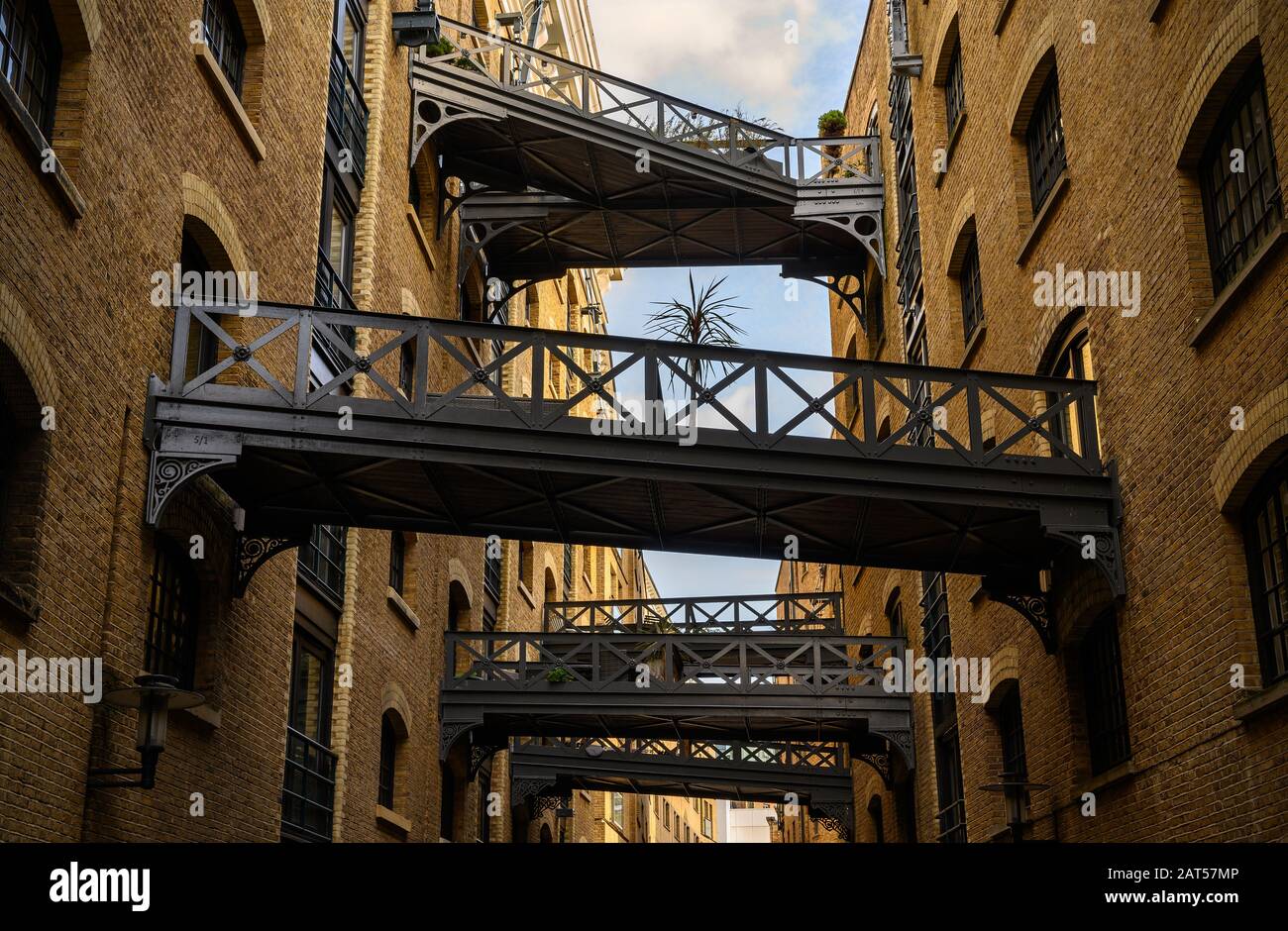 Shad Thames in London, Großbritannien. Die historische Shad Thames in der Nähe der Tower Bridge ist eine alte gepflasterte Straße, die für ihre restaurierten Überlandbrücken und Gehwege bekannt ist. Stockfoto