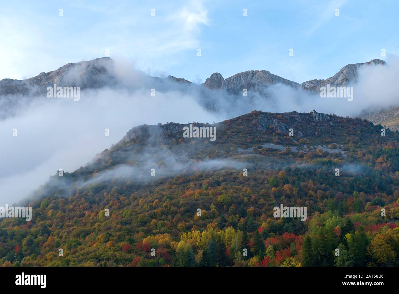 Der Nebel enthüllt die Ligurischen Alpen, die Region Piemont, Provinz von Cuneo, Nordwestitalien Stockfoto