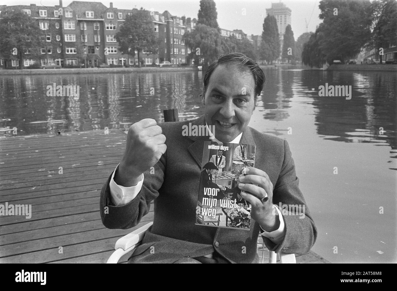 Willem Duys mit Buch Für meine Faust entfernt, Präsentation in Amsterdam Datum: 25. september 1970 Ort: Amsterdam, Noord-Holland Schlüsselwörter: Bücher persönlicher Name: Duys, Willem Stockfoto