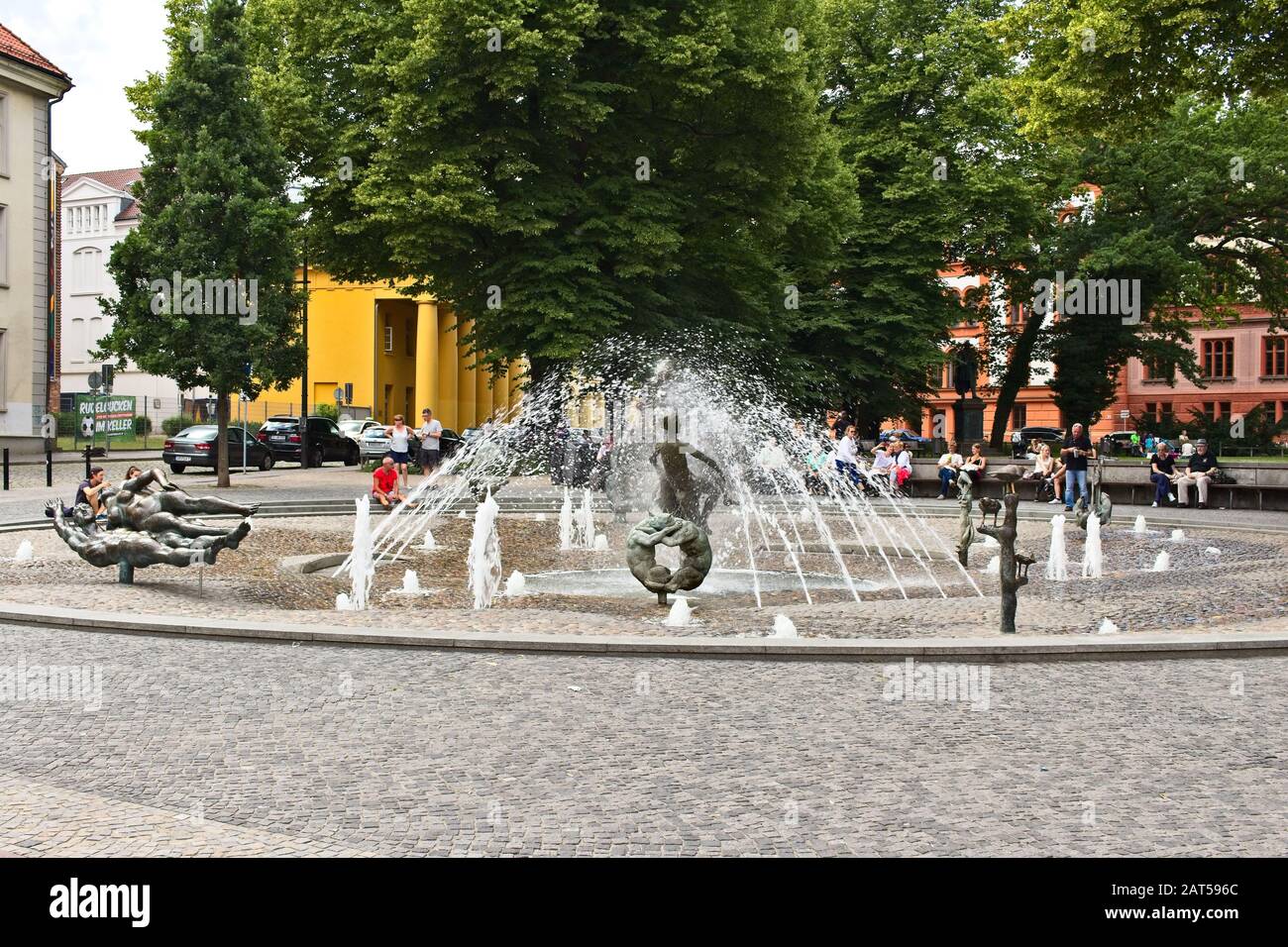Rostock - 10. Juli 2019: Touristen, die den Brunnen der Lebensfreude genießen. Dies ist eine beliebte Touristenattraktion in der Stadt Ro Stockfoto