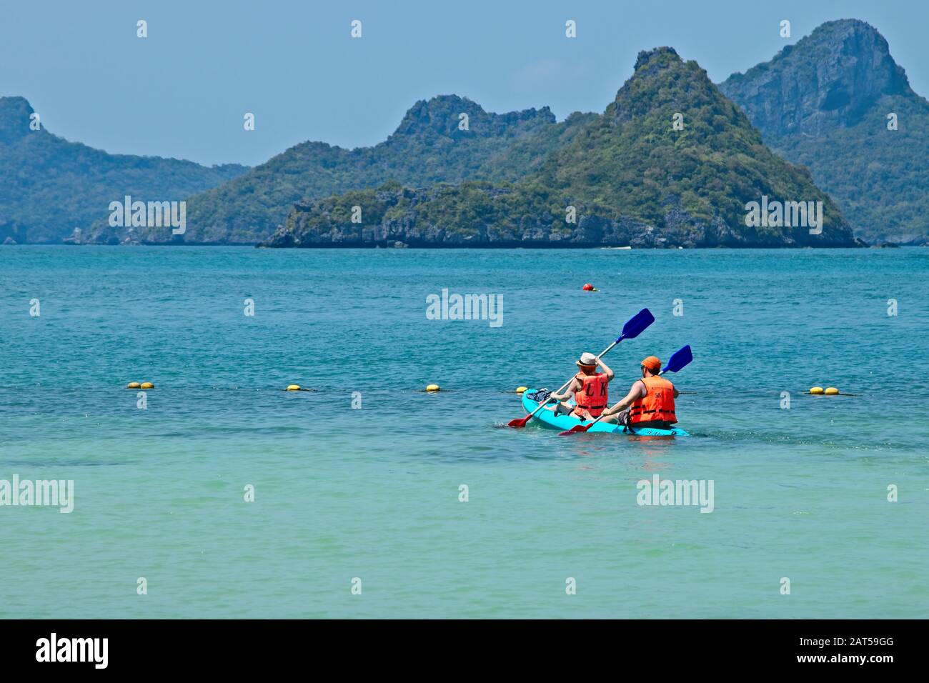 Ko SAMUI, THAILAND - 26. April 2019: Kajaktouren im Ang Thong Marine National Park sind eine beliebte Touristenattraktion. Stockfoto