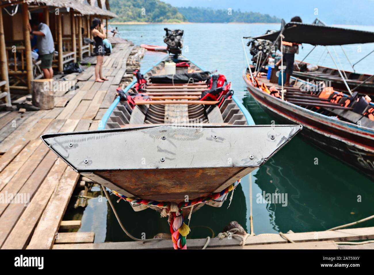Khao SOK, THAILAND - 11. April 2019: Eines der vielen Floßhausdörfer, die am Khao Sok See zu finden sind. Stockfoto