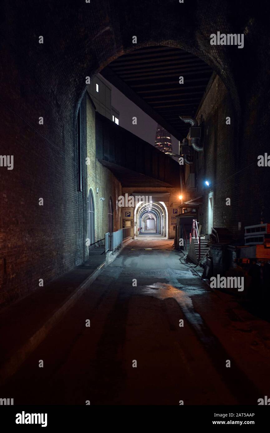 Perspektive unter Eisenbahnbögen in Shorditch, London Stockfoto