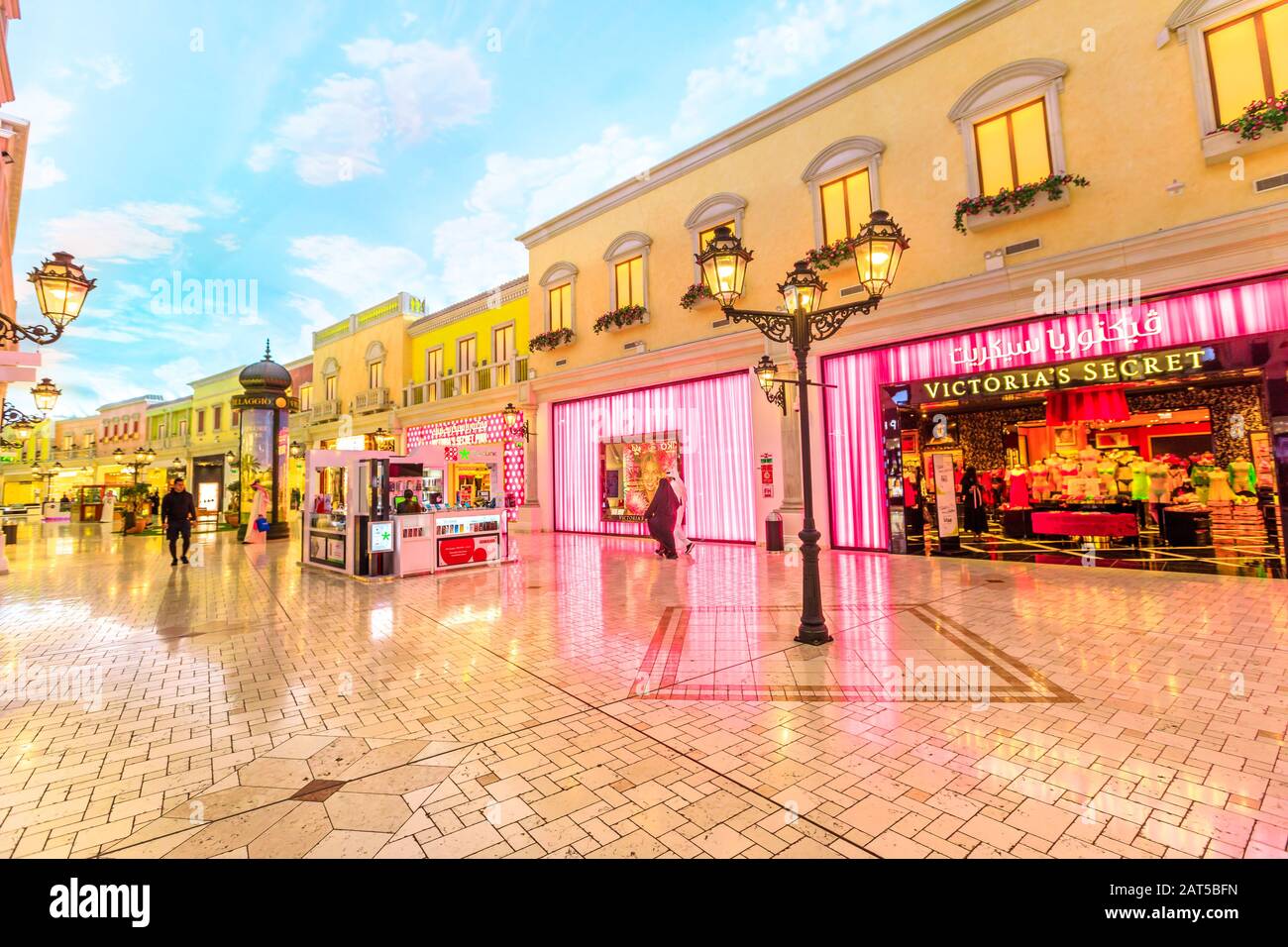 Doha, Katar - 21. Februar 2019: Victoria's Secret Shop Inside Villaggio Mall, einem Einkaufszentrum in Aspire Zone Sports City. Luxusmarken, teuer Stockfoto