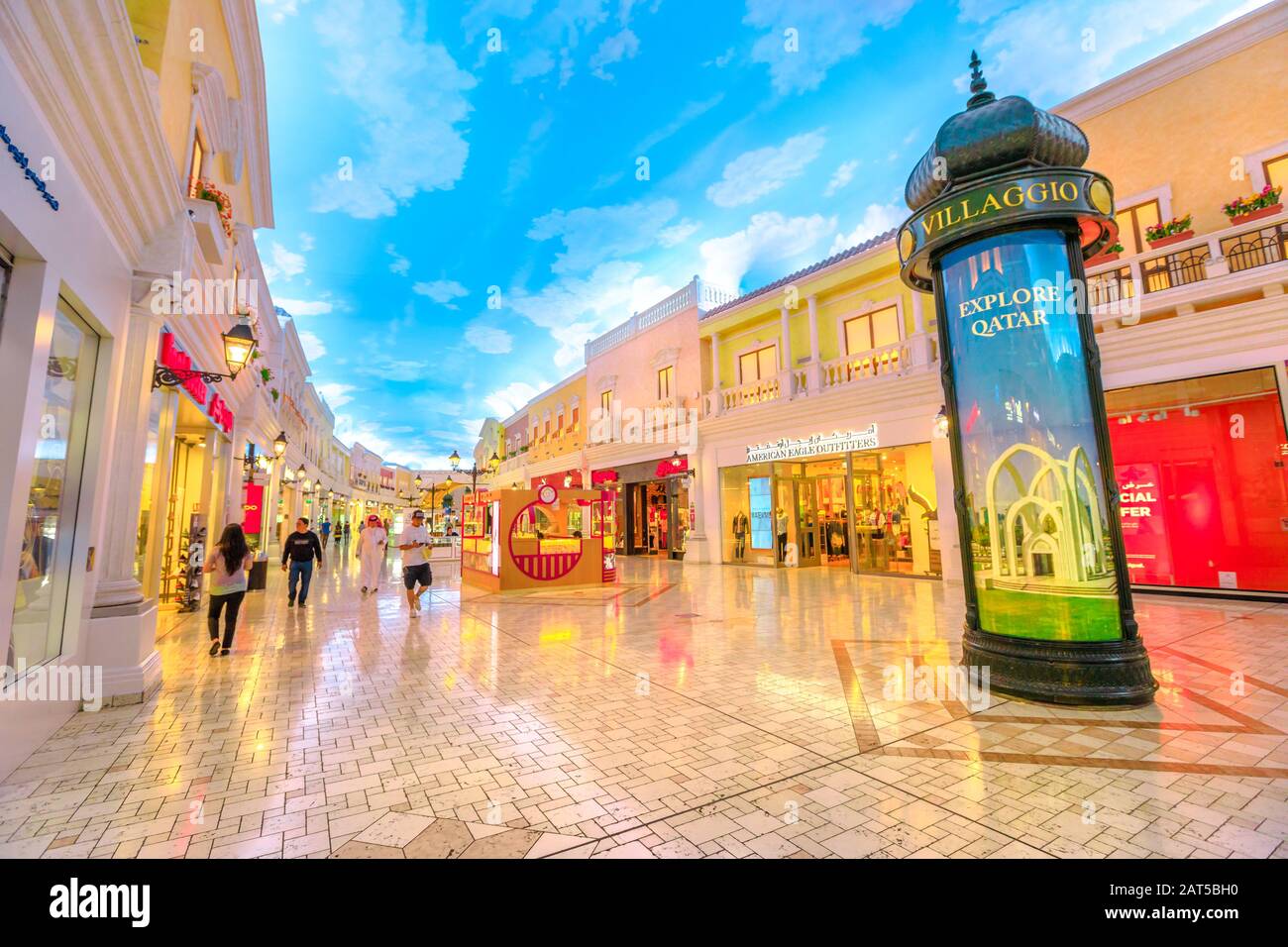 Doha, Katar - 21. Februar 2019: Menschen, die in der berühmten Villaggio Mall einkaufen, einem Einkaufszentrum in Aspire Zone, Doha Sports City. Luxusgeschäfte Stockfoto