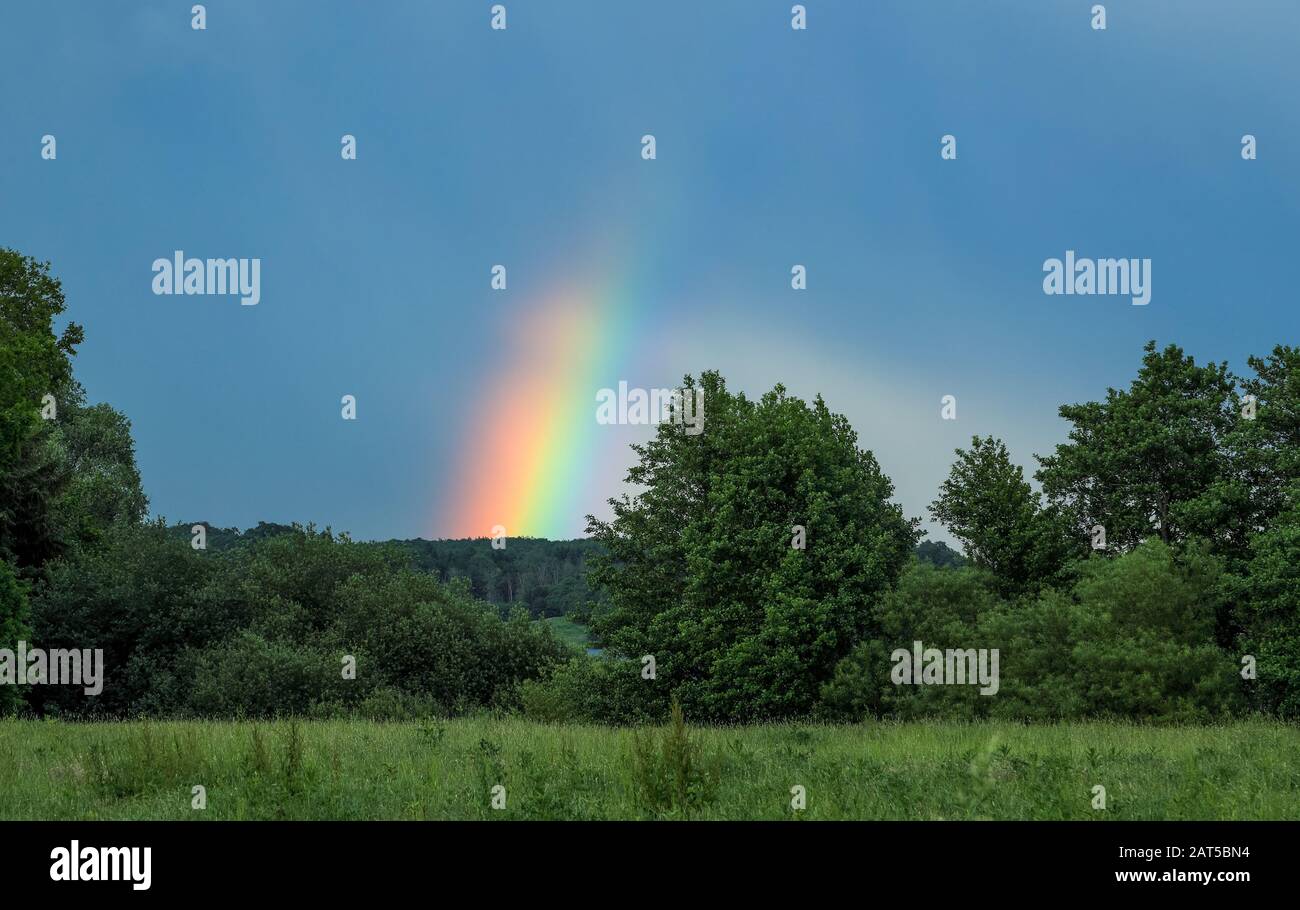 Ein kleiner Abschnitt eines Regenbogens. Ostholstein/Deutschland Stockfoto