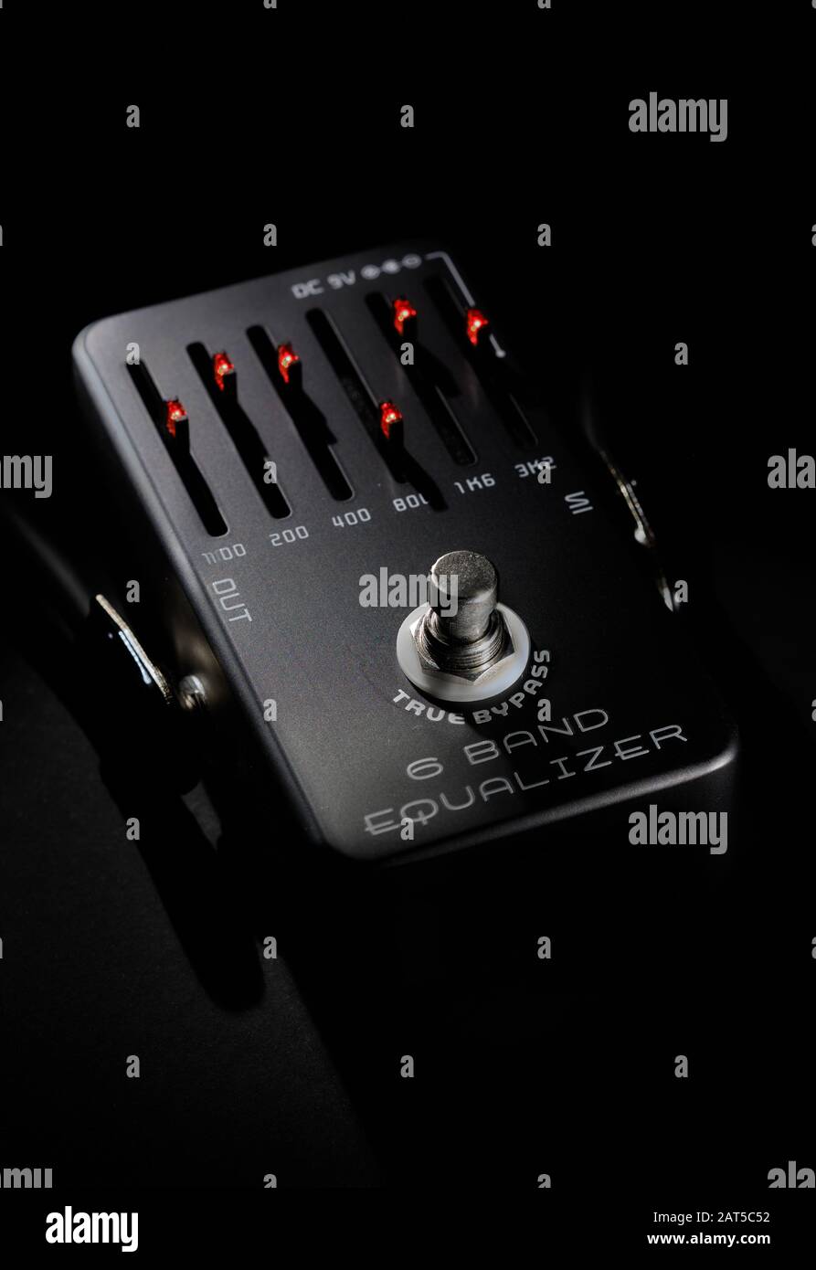 Nahansicht Schwarz Farbe Gitarre Pedal Equalizer Digitalgerät zur Tonänderung Stockfoto