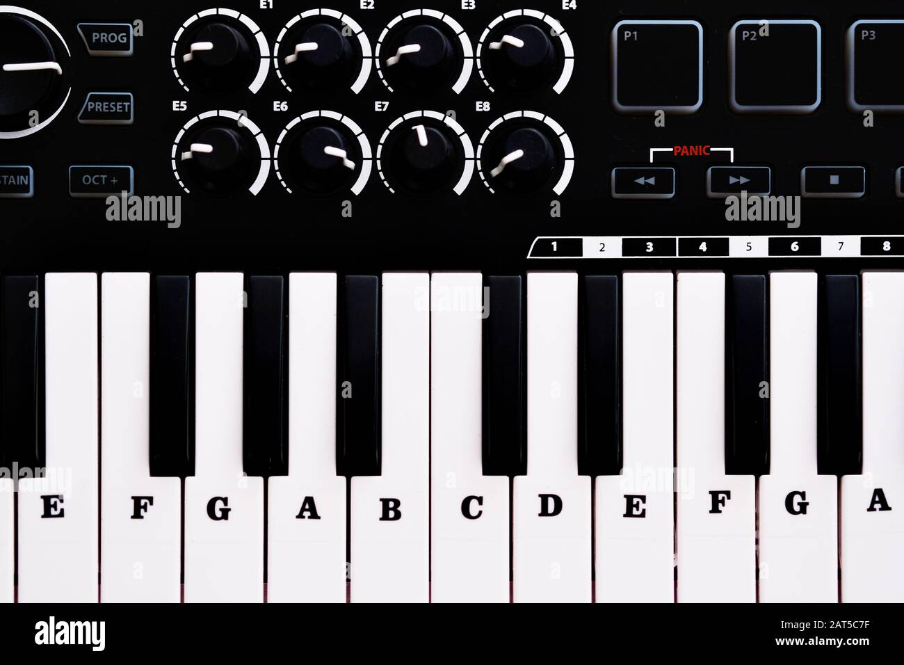 Nahaufnahme der Bilder von der elektronischen MIDI-Musiktastatur, dem modernen Gerät, Vollformatshintergrund, ohne Personen Stockfoto