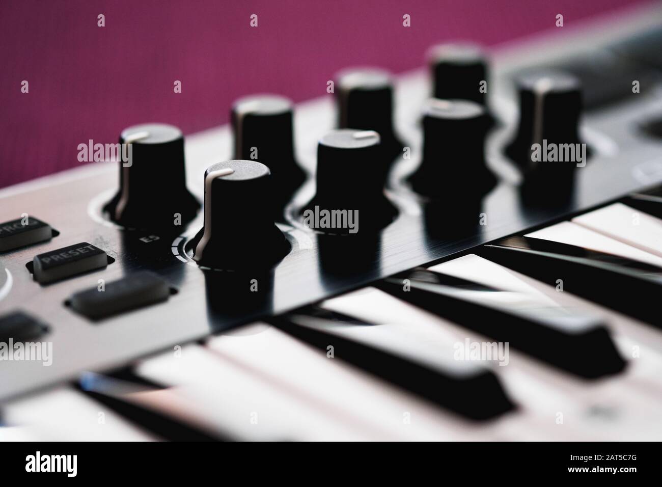 Nahaufnahme MIDI elektronische Musiktastatur, modernes Gerät, horizontale Bildselektive Fokussierung, keine Menschen Stockfoto
