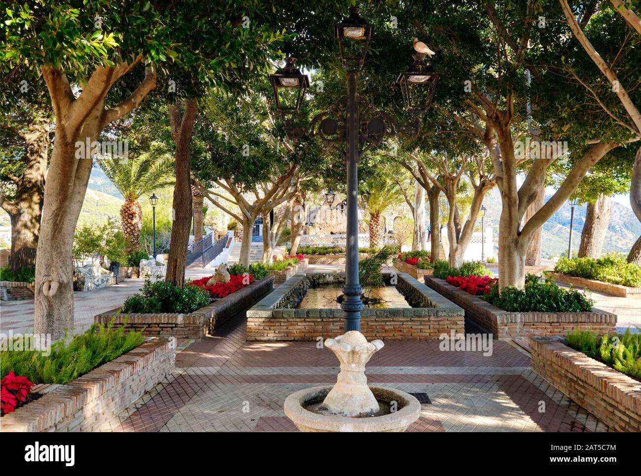 Leerer gepflegter, quadratischer Fußweg, der zum Heiligtum zur Jungfrau auf dem Felsen in Mijas führt, weiß gewaschenen spanischen beliebten touristischen Dorf, Spanien Stockfoto