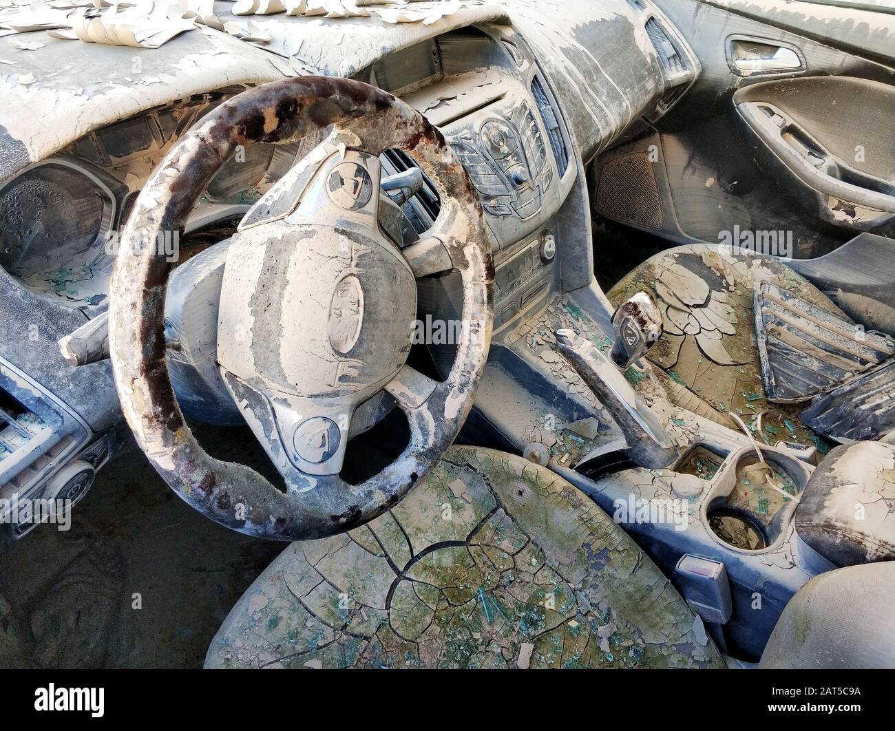 Verschmutzter Transport das motorisierte Fahrzeug beschädigte das Fahrzeuginnere nach Hochwasser oder starkem Regen Stockfoto