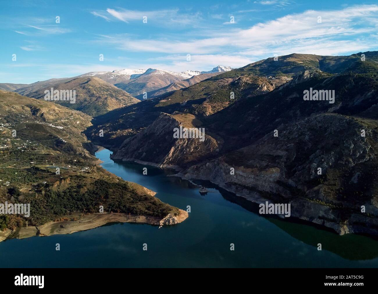 Luftaufnahmen Felsige schneebedeckte Berge der Sierra Nevada Embalse de Canales Reservoir in Guejar Sierra, Provinz Granada, Andalusien, Spanien Stockfoto