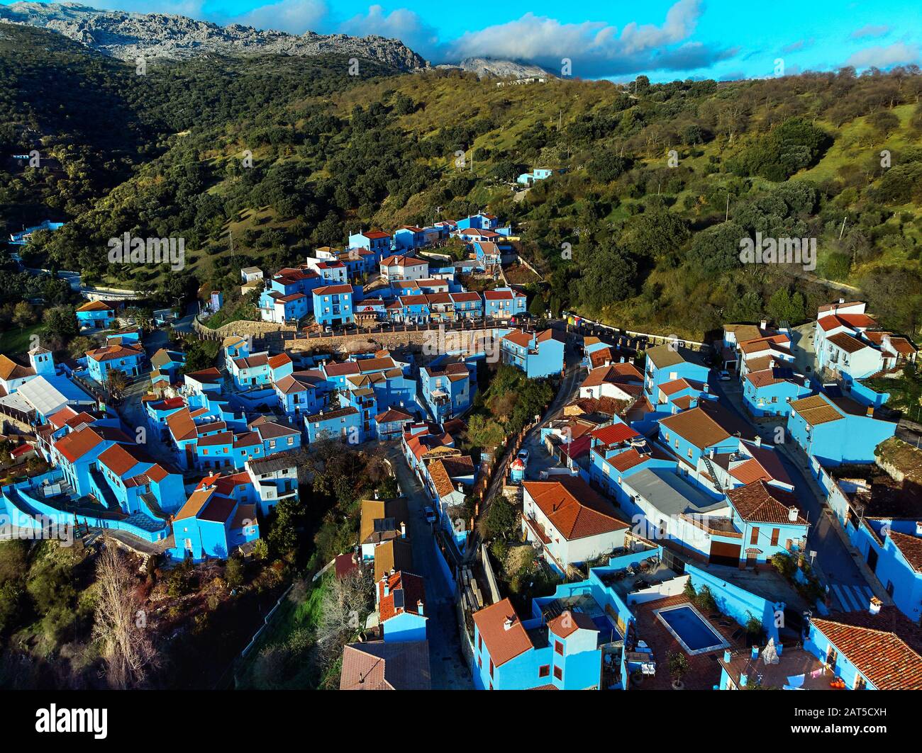 Luftbild Júzcar Stadt bemerkenswerter Ort alle Wohnhäuser in blauer Farbe gemalt, Valle del Genal, Serrania de Ronda, Málaga. Andalusien, Spanien Stockfoto