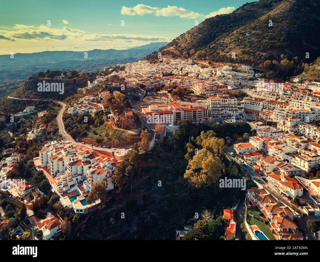 Luftbild Fernblick bezaubernde Mijas Pueblo, typisch andalusisches weiß-gewaschenes Bergdorf, beherbergt Dächer, kleine Stadt, Málaga, Spanien Stockfoto