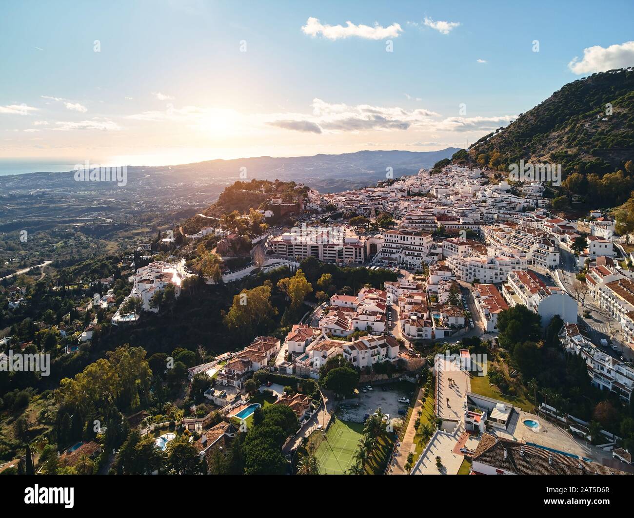 Luftbild Fernblick bezaubernde Mijas Pueblo, typisch andalusisches weiß-gewaschenes Bergdorf, beherbergt Dächer, kleine Stadt, Málaga, Spanien Stockfoto