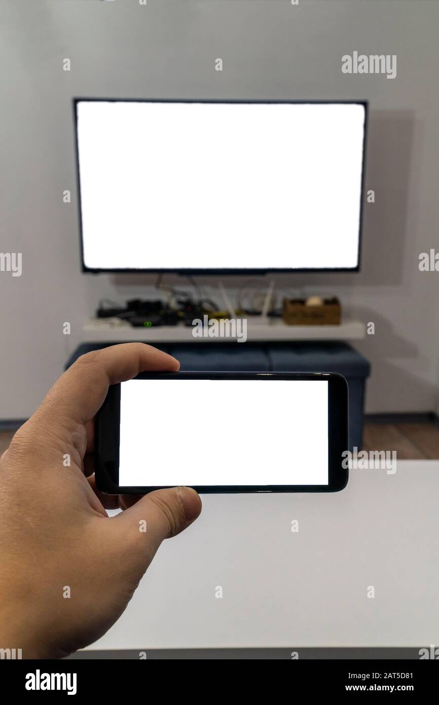 Streaming- und Cast-Konzept. Mobiltelefon und Smart tv mit leeren Bildschirmen, die drahtloses Streaming oder Casting möglich machen Stockfoto