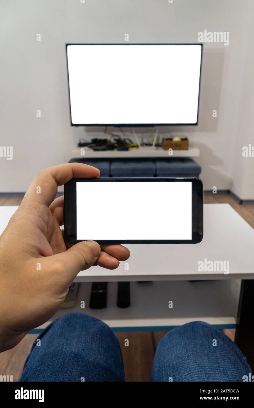 Streaming- und Cast-Konzept. Mobiltelefon und Smart tv mit leeren Bildschirmen, die drahtloses Streaming oder Casting möglich machen Stockfoto