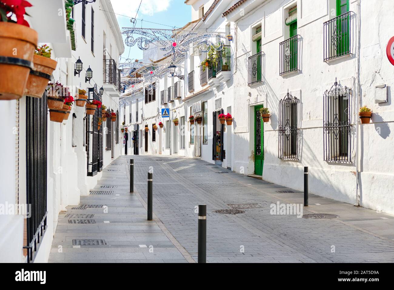 Mijas weiße Straße, kleines berühmtes Dorf in Spanien. Charmante, leere Gassen mit Neujahrsschmuck, Málaga, Spanien Stockfoto