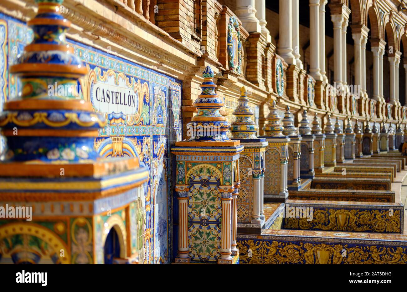 Entlang der Wand 48 Öfen mit auf bunten Azulejos bemalten Keramikfliesen Bänken eine für jede Provinz Spaniens, in der Nähe der Plaza de Espana Spanien Stockfoto