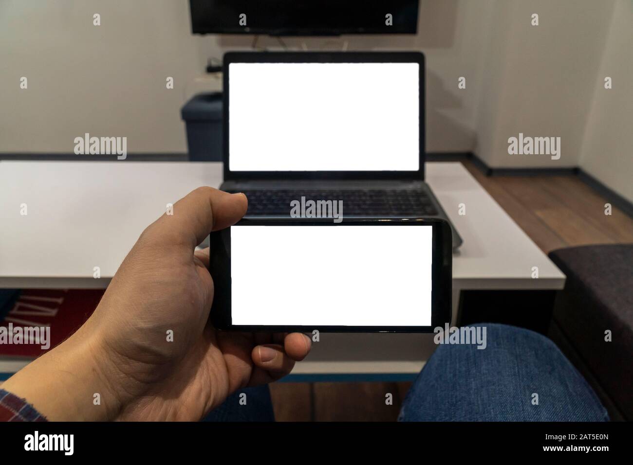 Streaming- und Cast-Konzept. Handy und Laptop mit leeren Bildschirmen, die drahtloses Streaming oder Casting möglich machen Stockfoto