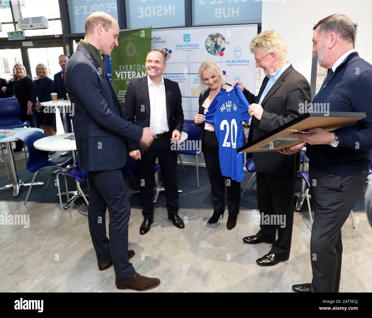 Der Herzog von Cambridge erhält ein Fußballtrikot und ein gerahmtes Bild von Vertretern der Heads Up! Foundation während eines Besuchs in Everton in der Community, der offiziellen Wohltätigkeitsorganisation des Everton Football Club, in Liverpool, während er die Wohltätigkeitsorganisation des Clubs besucht, um auf eine Kampagne für psychische Gesundheit aufmerksam zu machen. Stockfoto