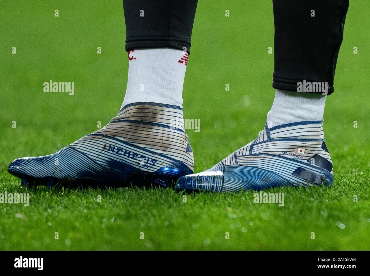 Die Fußballschuhe von Adidas Nemesis von Takumi Minamino aus Liverpool  zeigen die japanische Flagge während des Premier-League-Spiels zwischen  West Ham United und Liverpool im Olympic Park, London, England am 29.  Januar 2020.