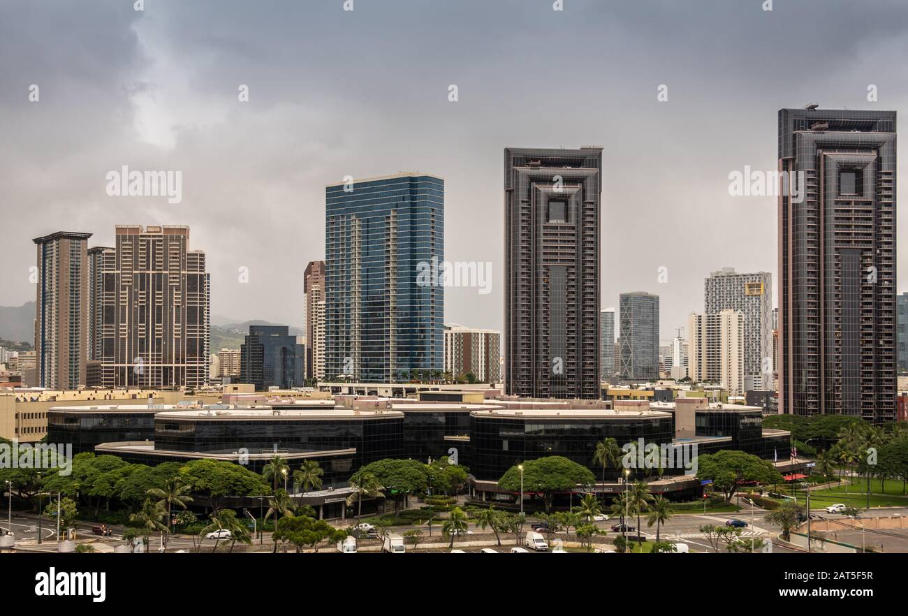 Honolulu Oahu, Hawaii, USA. - 11. Januar 2020: Waterfront Plaza mit der Hawaii Pacific University und dem angrenzenden Hochhaus entlang der South Street un Stockfoto