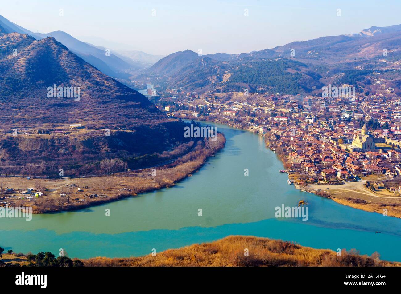 Georgia, Mtskheta, der Zusammenfluss der Flüsse Kura und Aragvi, ein schlammiger und klarer Fluss. Der Blick vom Jvari-Kloster. Kaukasische Berge, mona Stockfoto