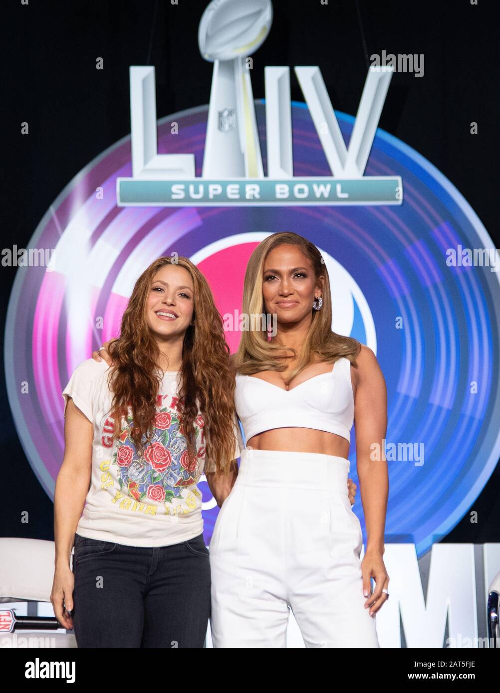 Miami, Vereinigte Staaten. Januar 2020. Jennifer Lopez (R) und Shakira posieren zusammen, nachdem sie mit den Medien auf der Pressekonferenz der Super Bowl LIV Pepsi Halftime Show am Donnerstag, 30. Januar 2020 in Miami, Florida, gesprochen haben. Die beiden treten während der Halbzeit im Super Bowl LIV auf, wo die Kansas City Chefs und San Francisco 49ers sich gegenüberstehen. Foto von Kevin Dietsch/UPI Credit: UPI/Alamy Live News Stockfoto