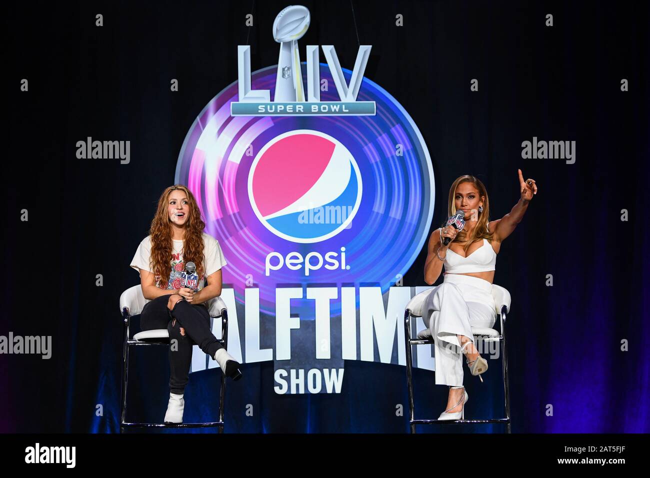 Miami, Vereinigte Staaten. Januar 2020. Jennifer Lopez (R) und Shakira sprechen mit den Medien auf der Pressekonferenz der Super Bowl LIV Pepsi Halftime Show am Donnerstag, 30. Januar 2020 in Miami, Florida. Die beiden treten während der Halbzeit im Super Bowl LIV auf, wo die Kansas City Chefs und San Francisco 49ers sich gegenüberstehen. Foto von Kevin Dietsch/UPI Credit: UPI/Alamy Live News Stockfoto