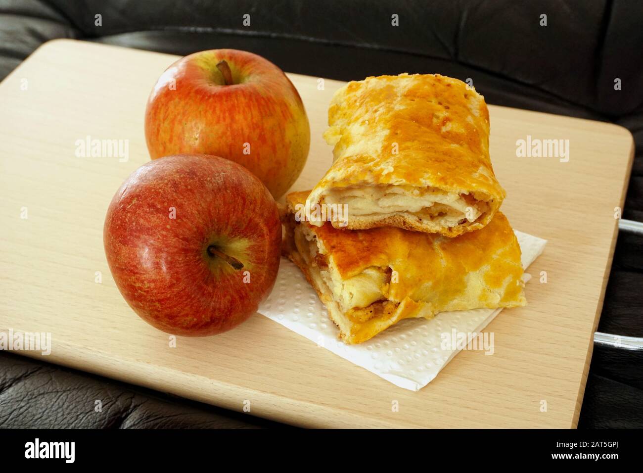 Apfelstrudelkuchen aus kleinen, aber organischen und natürlichen Äpfeln. Süße Brötchen aus hausgemachtem Quellteig und Äpfeln, die natürlich und unbehandelt sind Stockfoto