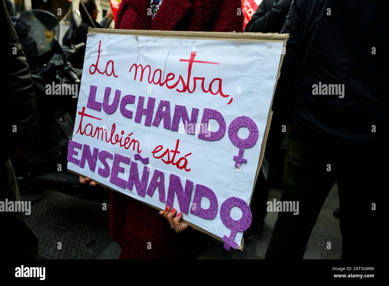 Madrid, Spanien. Januar 2020. Ein Schild mit der Aufschrift "der kämpfende Lehrer unterrichtet auch" während eines Protestes gegen die Politik der "Pin elterlicher", Ein Veto der rechtsextremen Partei VOX, das Eltern erlaubt, ihre Kinder daran zu hindern, an ergänzenden Schulwerkstätten teilzunehmen, in denen "ideologische oder sittliche Zurückschiebe gegen ihre Überzeugungen" enthalten sind. In Der PIN-Politik heißt es, dass Schulen die Erlaubnis der Eltern einholen müssen, um an Aktivitäten teilzunehmen, die soziale und ethische diskutieren Werte. Credit: Marcos del Mazo/Alamy Live News Stockfoto