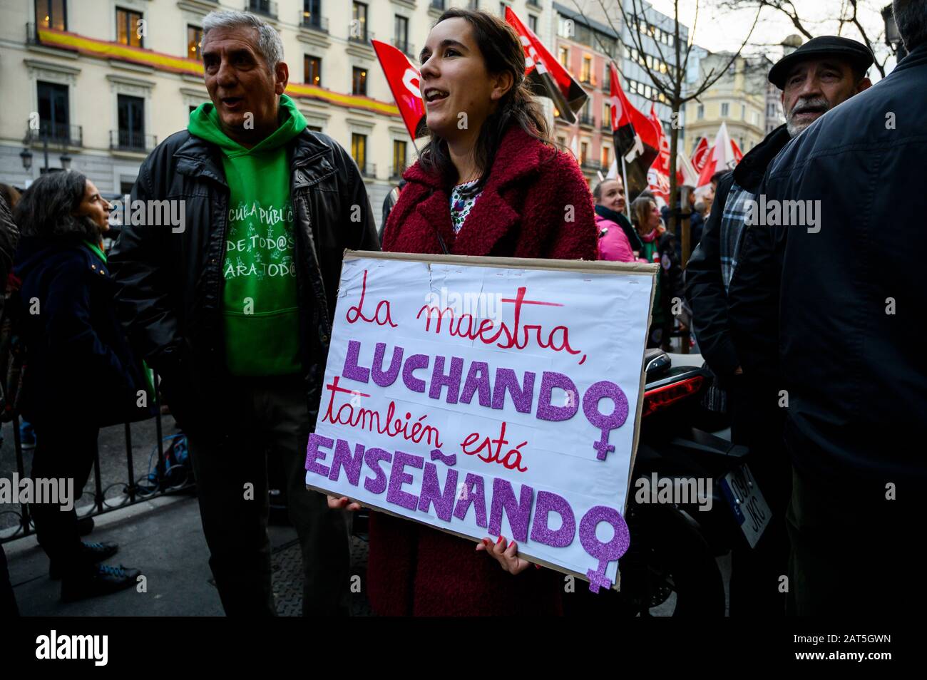 Madrid, Spanien. Januar 2020. Eine Frau mit einem Schild, das "der kämpfende Lehrer unterrichtet auch" während eines Protestes gegen die Politik der "Pin elterlicher" liest, Ein Veto der rechtsextremen Partei VOX, das Eltern erlaubt, ihre Kinder daran zu hindern, an ergänzenden Schulwerkstätten teilzunehmen, in denen "ideologische oder sittliche Zurückschiebe gegen ihre Überzeugungen" enthalten sind. In Der PIN-Politik heißt es, dass Schulen die Erlaubnis der Eltern einholen müssen, um an Aktivitäten teilzunehmen, die soziale und ethische diskutieren Werte. Credit: Marcos del Mazo/Alamy Live News Stockfoto