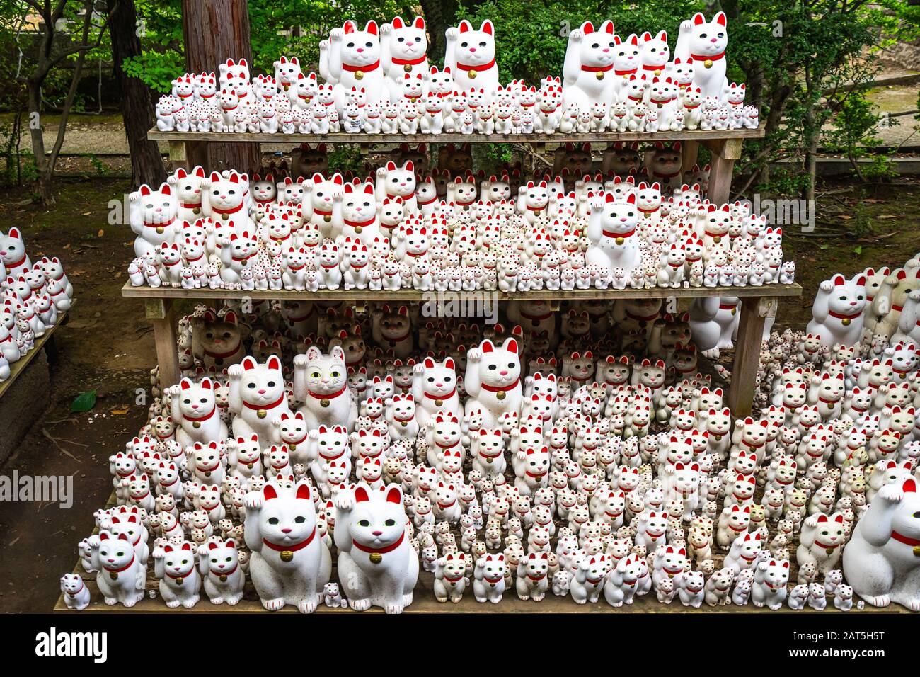 Tausende von maneki-neko-statuen wurden im Garten des Gotokuji-Tempels in Tokio, Japan, ausgestellt Stockfoto