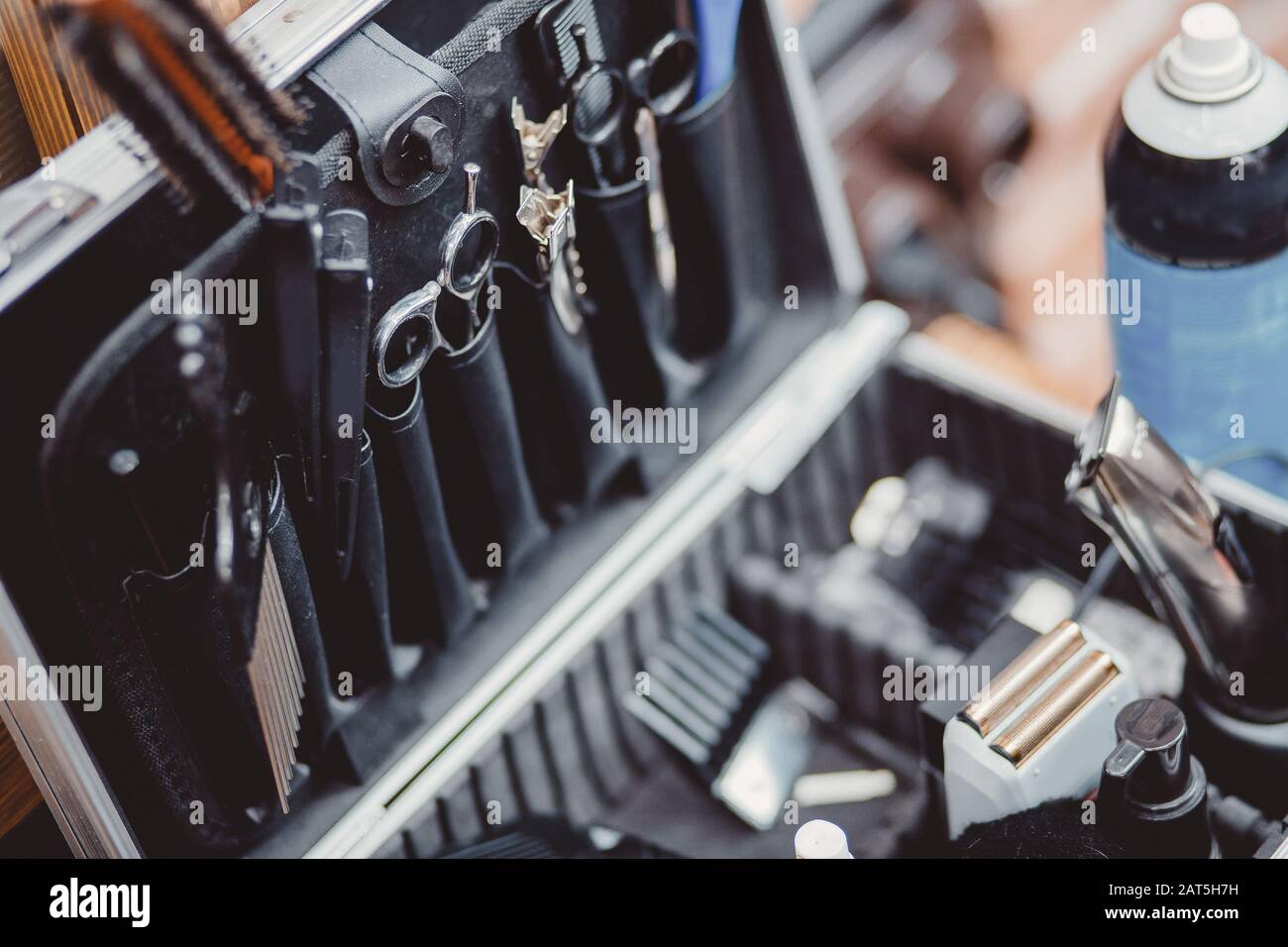 Friseurwerkzeuge: Kämme, Rasiermesser, Scheren Haarschneider. Stockfoto