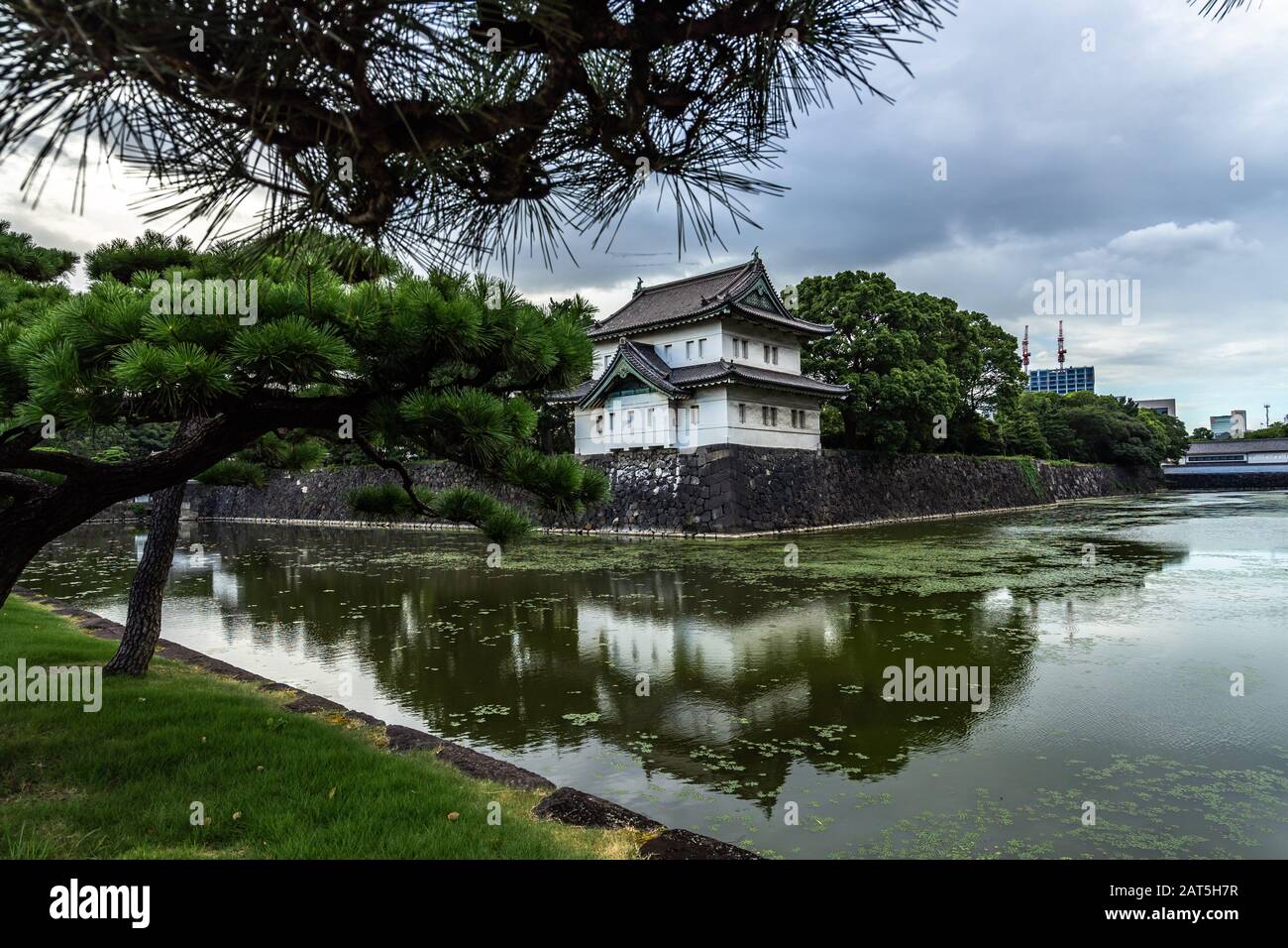 Außenwände und Turm des Kaiserpalastes in Tokio spiegelten sich in Wasser, Japan, wider Stockfoto