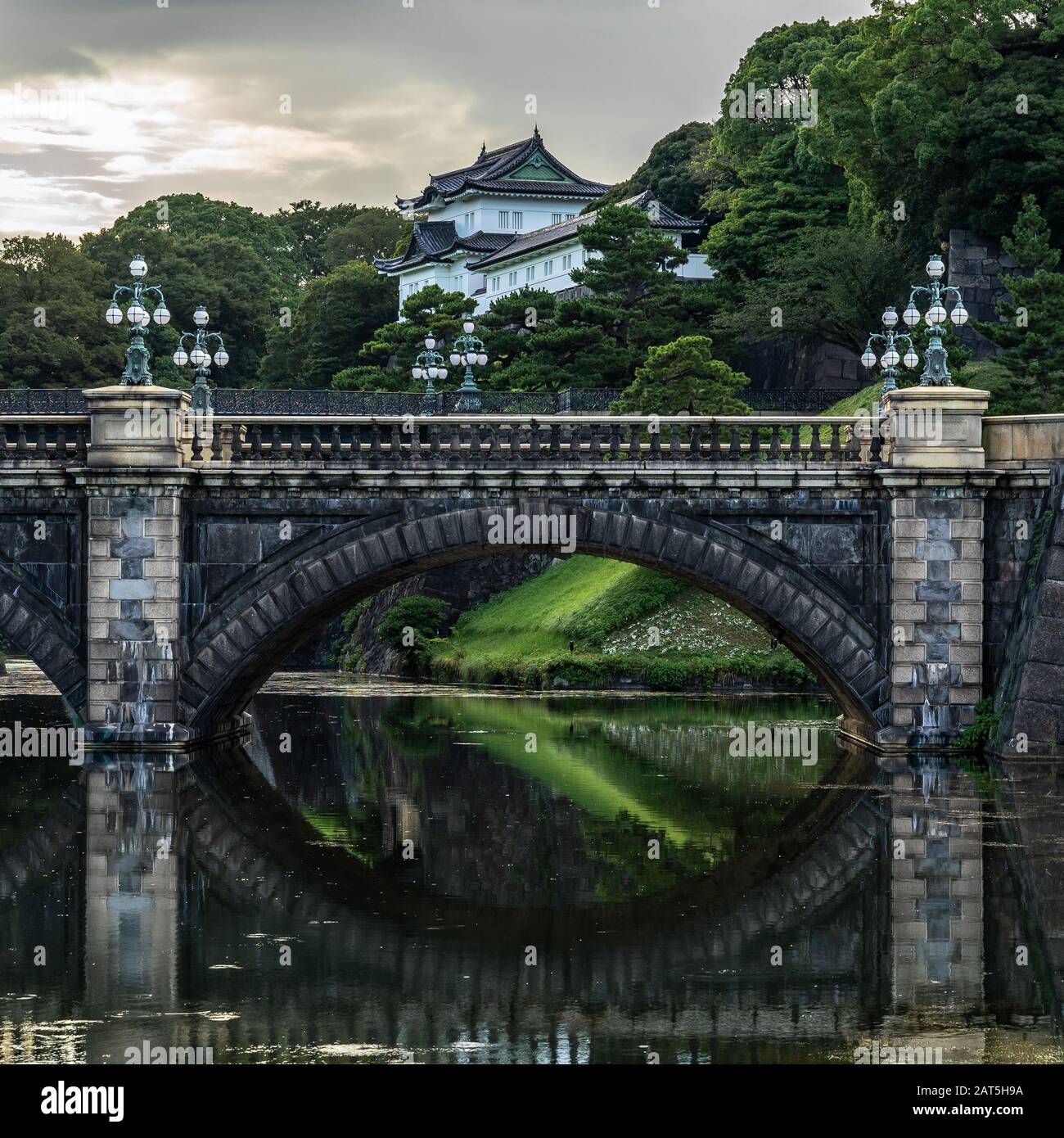 Die Nijubashi-Brücke ist der ikonische Anblick des Kaiserpalastes von Tokio, der Hauptresidenz des Kaisers von Japan Stockfoto
