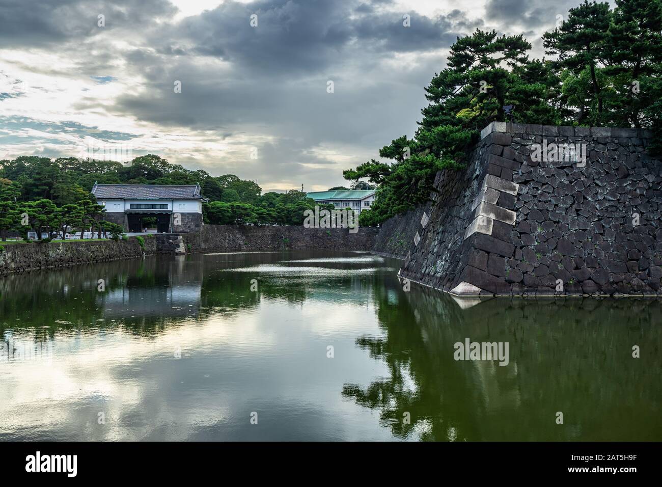 Mauern und Wassergräben rund um den Kaiserpalast in Tokio, die Hauptresidenz von Kaiser von Japan Stockfoto