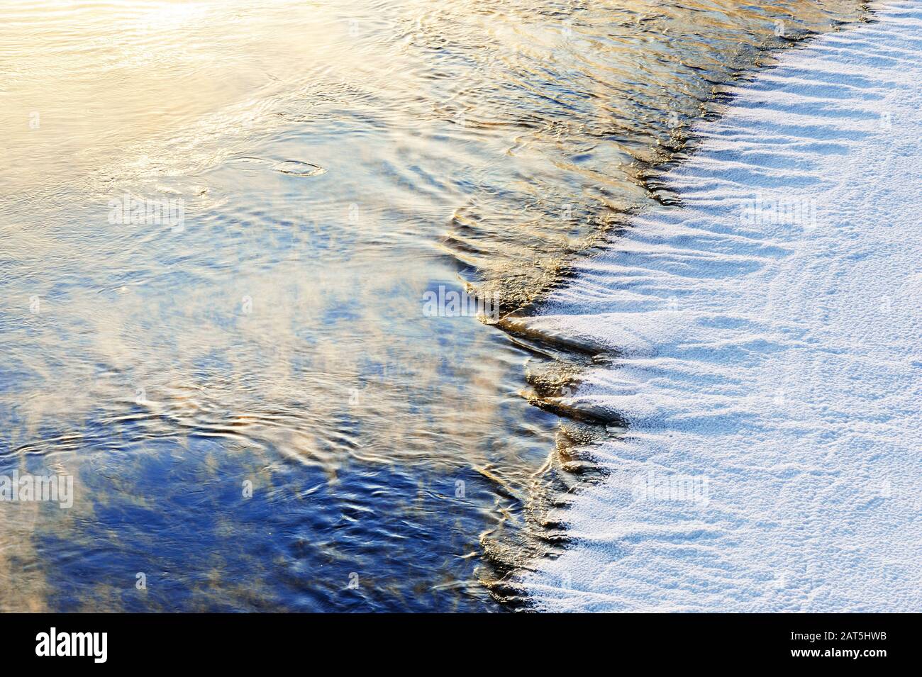 Flusswasser an einem sehr kalten Wintertag gefroren Stockfoto