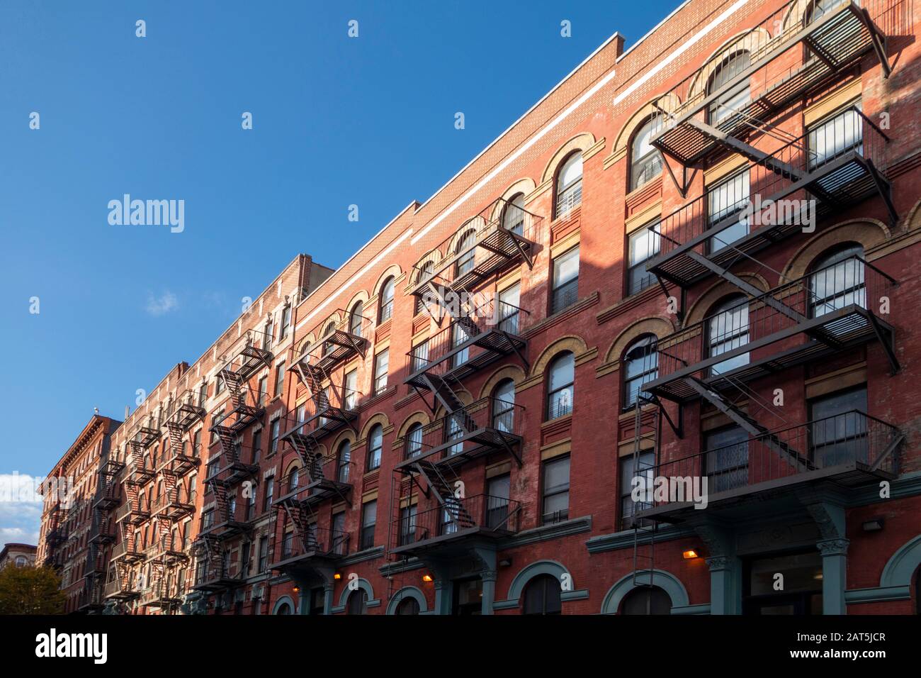 New york City manhattan Street mit klassischen Ziegelbäuern und Feuerkapeln Stockfoto