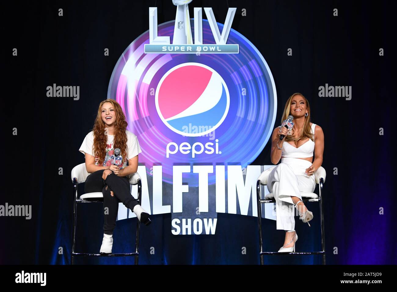 Miami, Vereinigte Staaten. Januar 2020. Jennifer Lopez (R) und Shakira sprechen mit den Medien auf der Pressekonferenz der Super Bowl LIV Pepsi Halftime Show am Donnerstag, 30. Januar 2020 in Miami, Florida. Die beiden treten während der Halbzeit im Super Bowl LIV auf, wo die Kansas City Chefs und San Francisco 49ers sich gegenüberstehen. Foto von Kevin Dietsch/UPI Credit: UPI/Alamy Live News Stockfoto