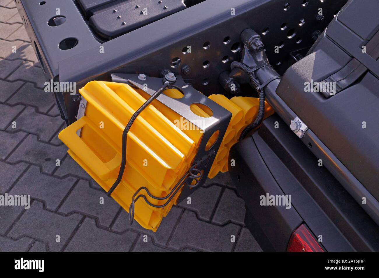 Neue Ausrüstung. Notwendiger Keil der Fahrzeugausrüstung, um ein Wegrollen  des Fahrzeugs zu verhindern Stockfotografie - Alamy