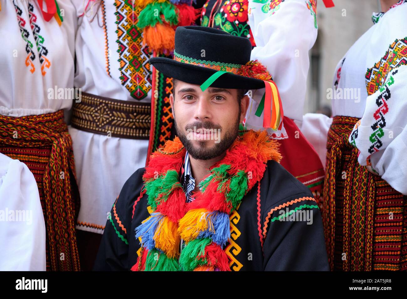 Porträt der ukrainischen Tänzerin in folklorischer Kleidung auf der Straße von Lemberg auf dem Etnovyr-Festival.Ukraine Stockfoto